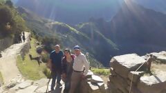 Llegada del grupo de excursionistas a Machu Picchu